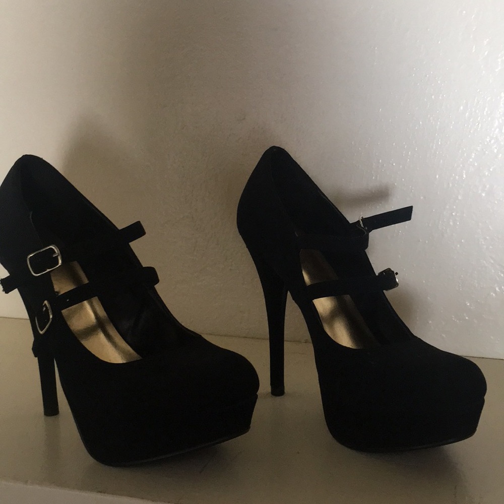 D collection black and gold heels